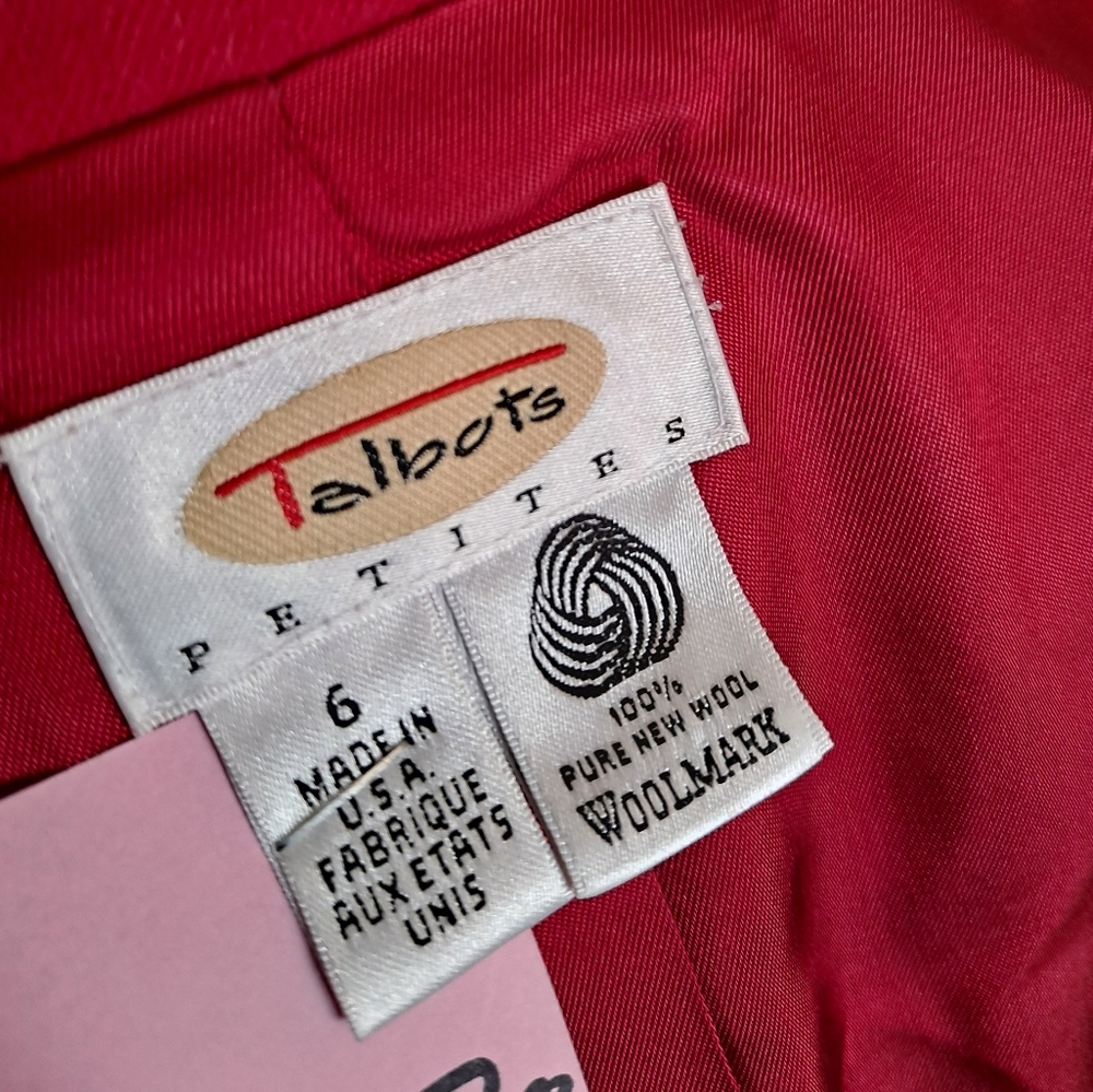 Red suit.🌈 - Picture 4 of 5